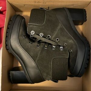 UGG Women’s Redwood black olive boot 1103791 size 10